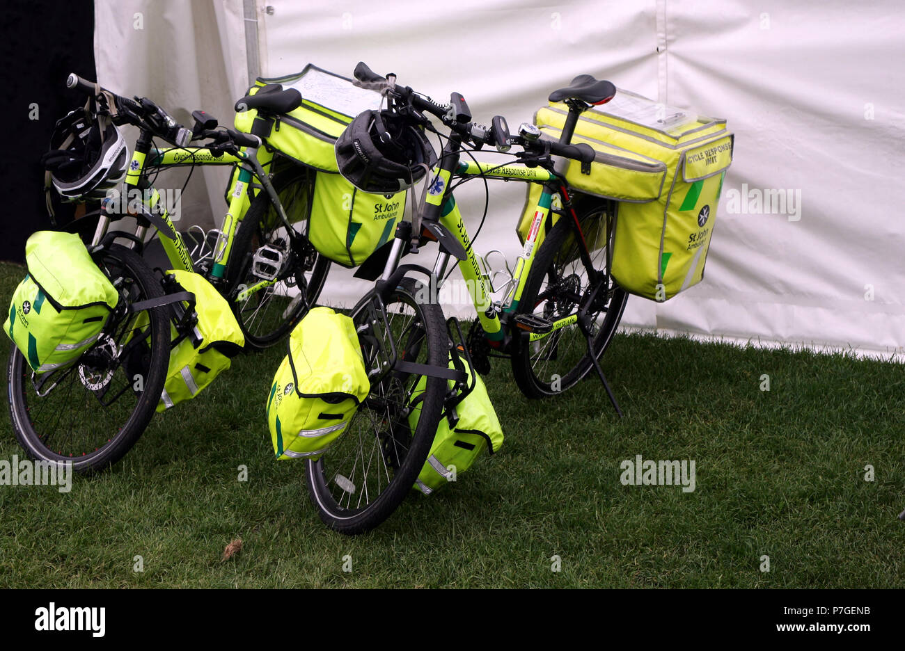 Guildford, Inghilterra - 28 Maggio 2018: due paramedico biciclette appartenenti alla St John Ambulance movimento, un volontario di primo soccorso organizzazione medica Foto Stock