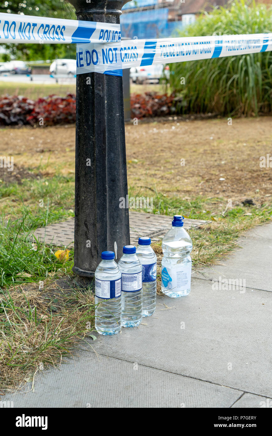Bottiglie di acqua a bordo del cordone di polizia Salisbury Regno Unito Foto Stock