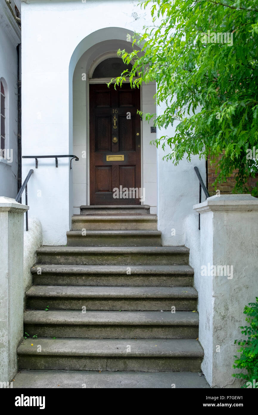 La scalinata in pietra che conduce alla porta anteriore della casa Foto Stock
