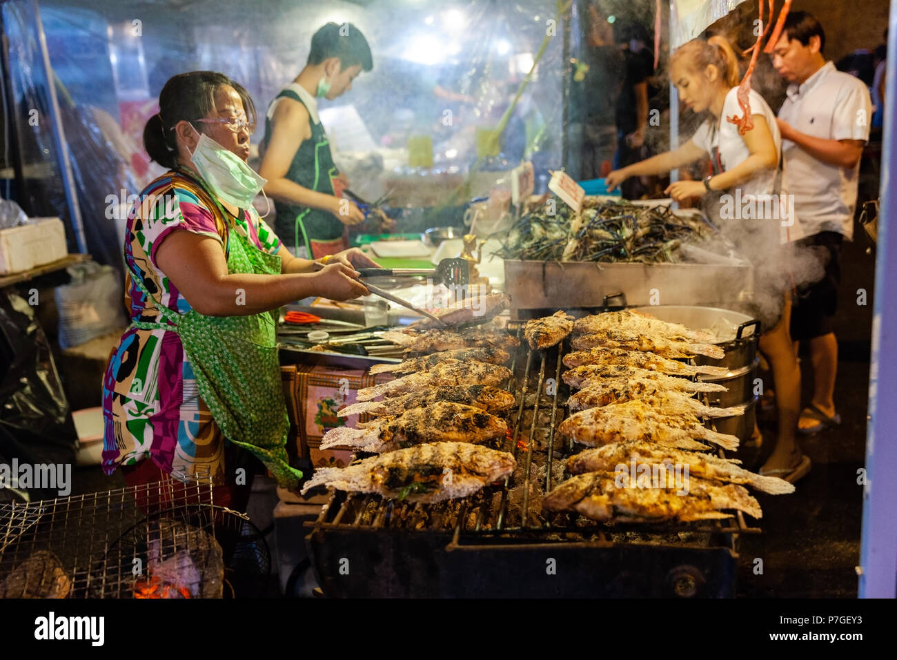 CHIANG MAI, Thailandia - 27 agosto: Cibo cuochi fornitore di pesce al sabato notte di mercato (walking street) il 27 agosto 2016 a Chiang Mai, Thailandia. Foto Stock