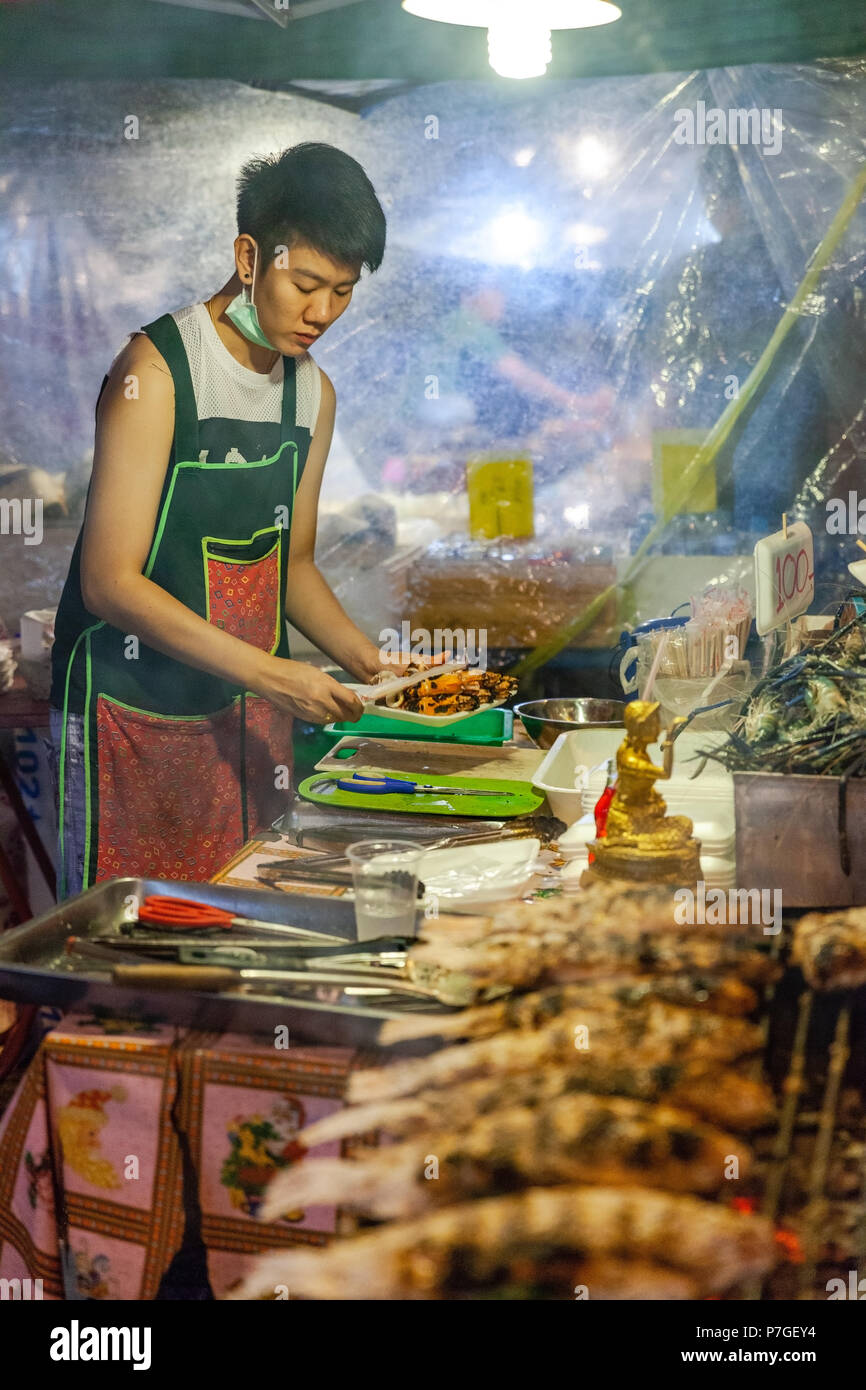 CHIANG MAI, Thailandia - 27 agosto: fornitore di cibo si prepara piatti di pesce al sabato notte di mercato (walking street) in vendita il 27 agosto 2016 a Chiang Mai Foto Stock