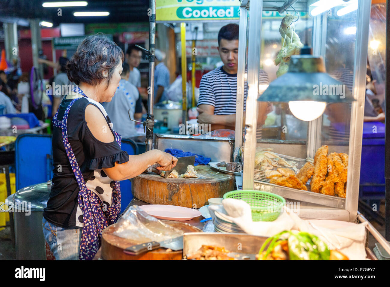 CHIANG MAI, Thailandia - 27 agosto: Cibo fornitore di pollo prepara per la vendita presso il sabato notte di mercato (walking street) in vendita il 27 agosto 2016 in ch Foto Stock
