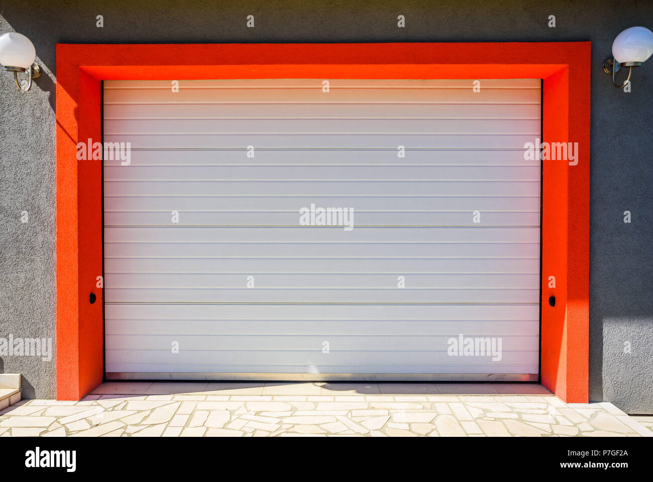 Bianco porta garage pvc Foto Stock