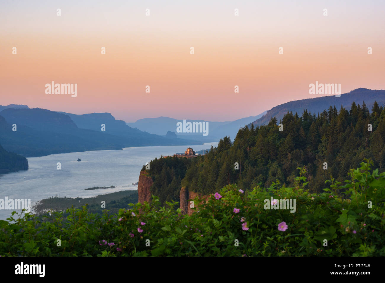 La molla tramonto sul Columbia River Gorge, Oregon, Stati Uniti Foto Stock