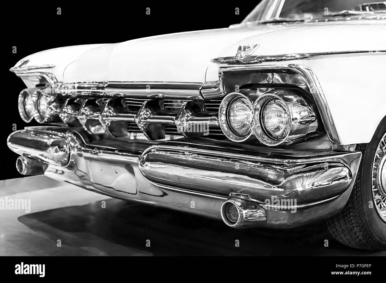 Chrysler Imperial Crown 1959 in bianco e nero. Messa a fuoco selettiva sui fari anteriori di destra. Isolato su sfondo nero Foto Stock