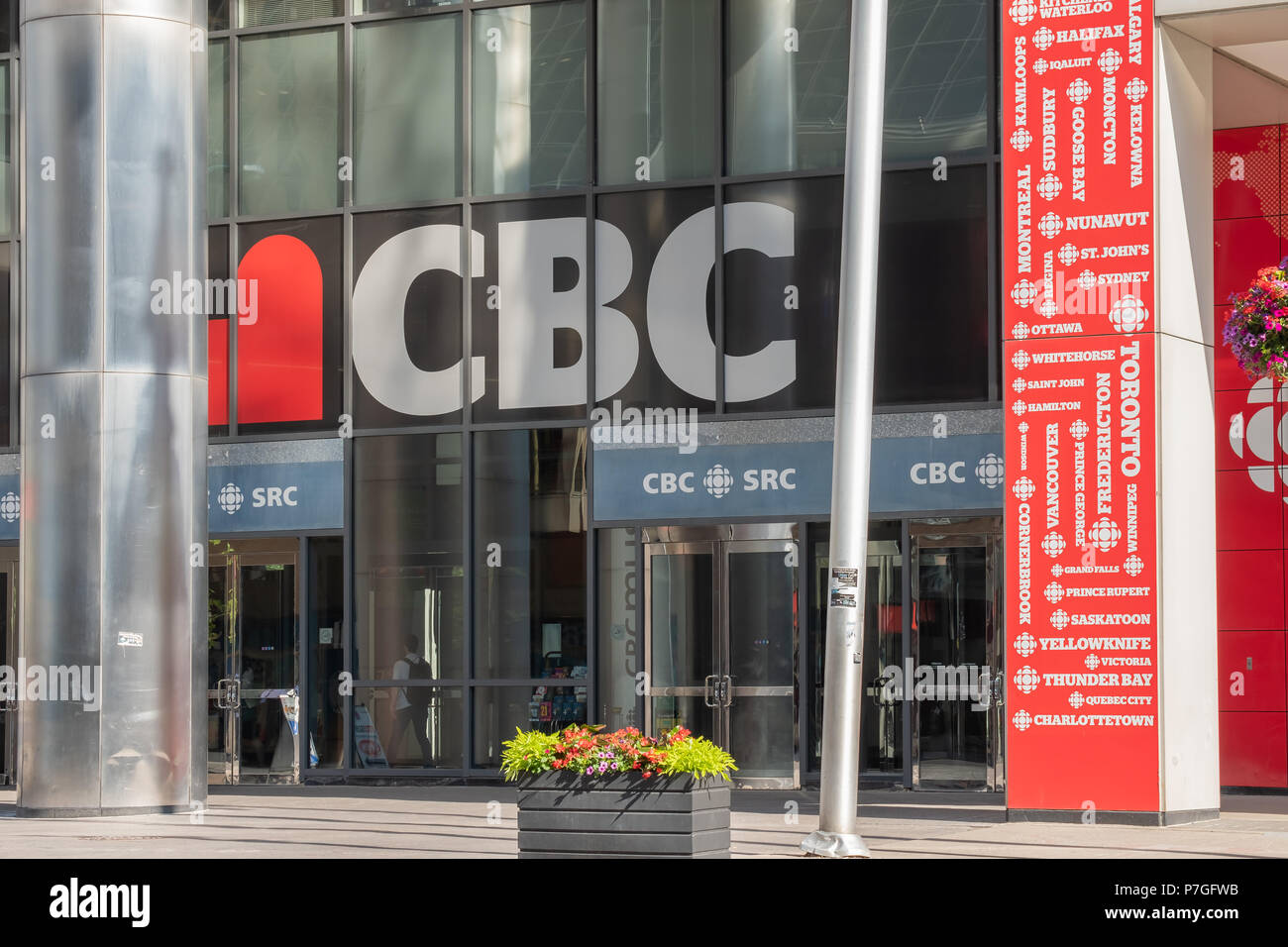 Sportelli anteriori della sede della Canadian Broadcasting Corporation a Toronto Ontario, Foto Stock