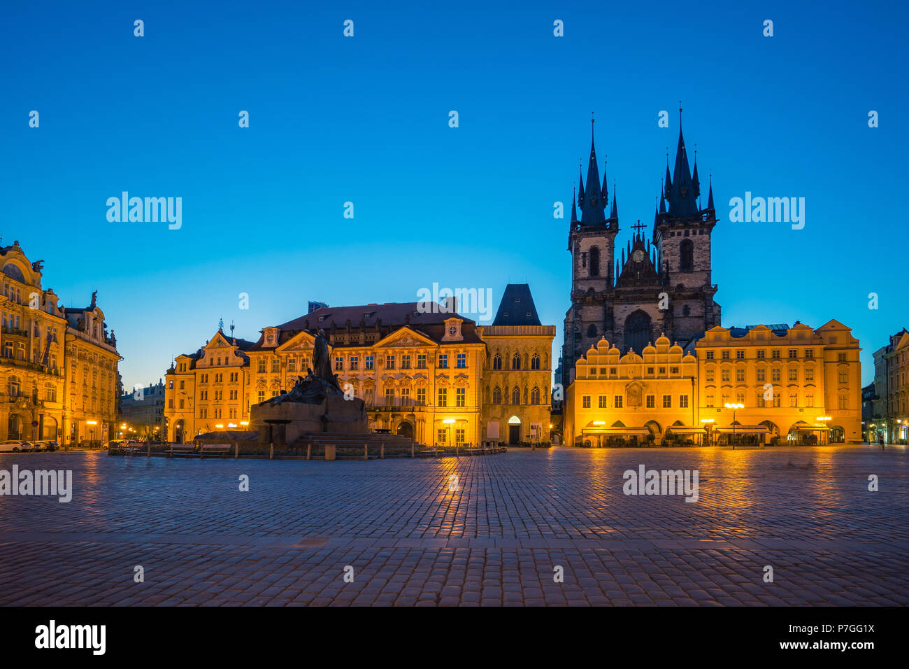 Piazza della Città Vecchia di notte nella città di Praga, Repubblica Ceca. Foto Stock