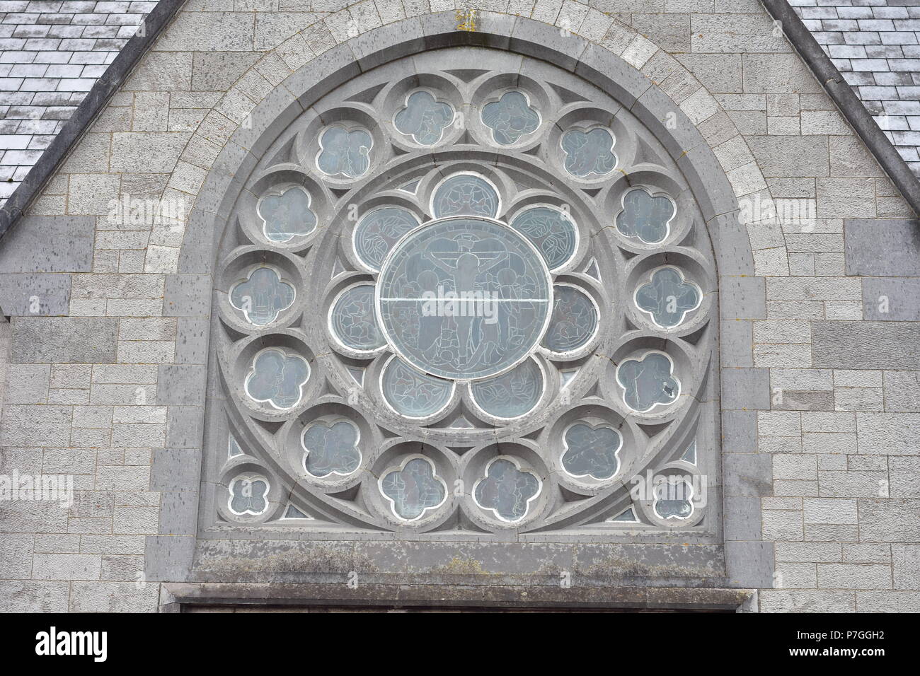 Vetrate rotonde su pietra inizio stile inglese e Chiesa in Irlanda. Foto Stock