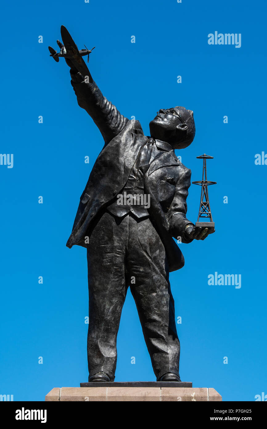 Statua di Sir Robert Alexander Watson-Watt pioniere del radar, Brechin, Angus, Scozia. Foto Stock