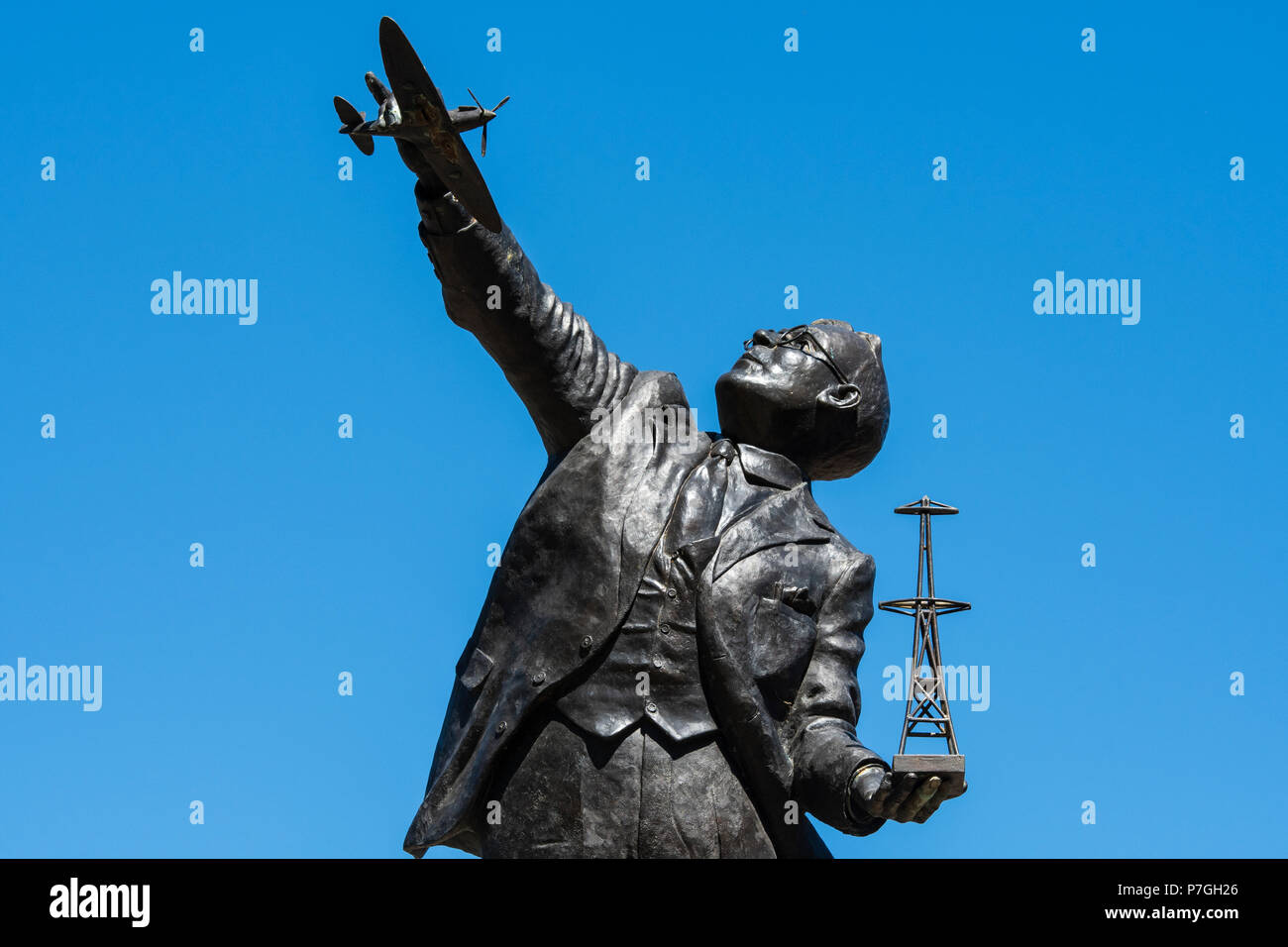 Statua di Sir Robert Alexander Watson-Watt pioniere del radar, Brechin, Angus, Scozia. Foto Stock