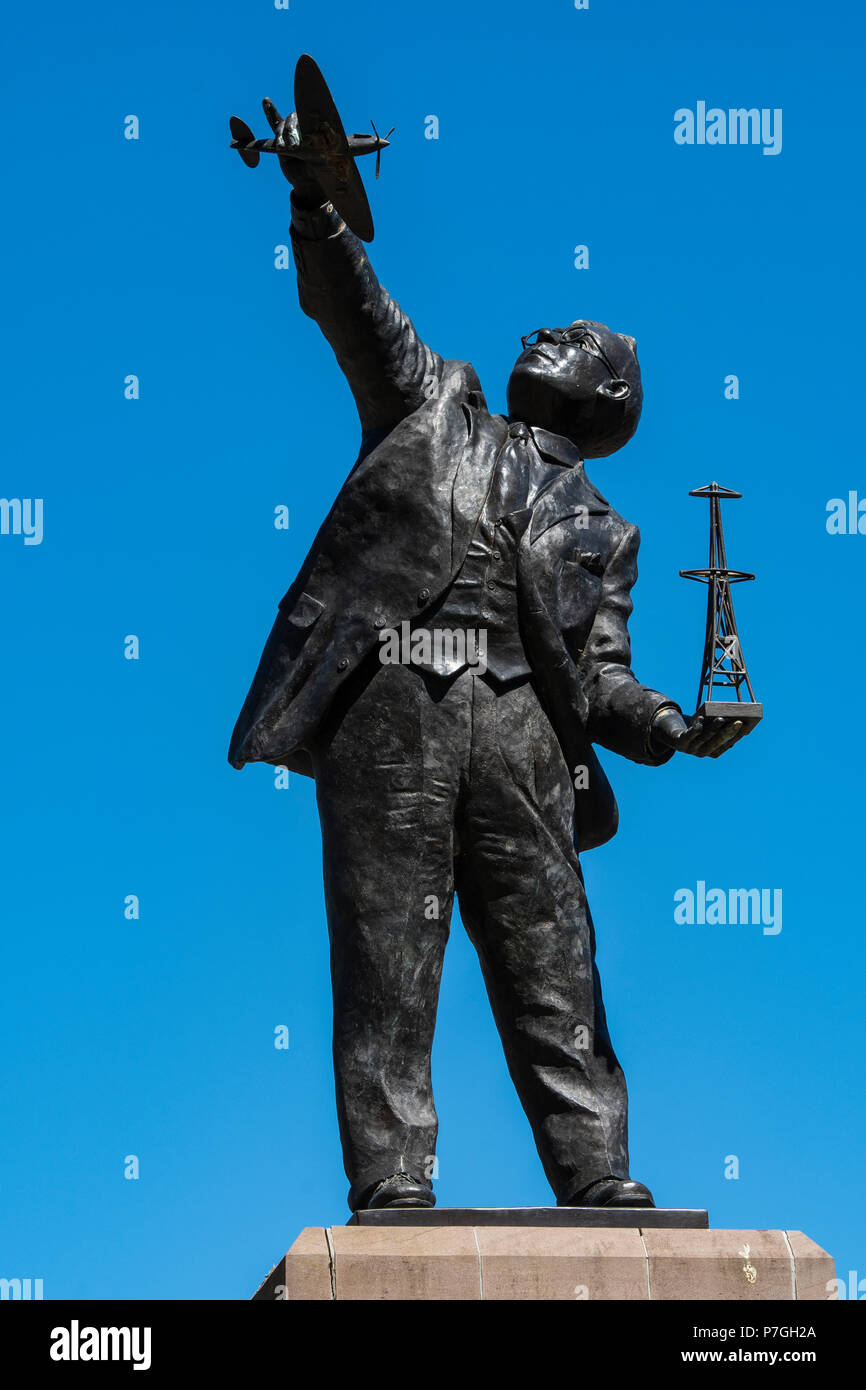 Statua di Sir Robert Alexander Watson-Watt pioniere del radar, Brechin, Angus, Scozia. Foto Stock