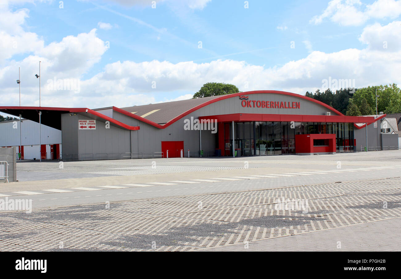 LEBBEKE, Belgio, 21 giugno 2018: vista esterna del Oktberhallen in Wieze vicino Lebbeke, Fiandre orientali. Si tratta di un popolare luogo di divertimento. Foto Stock