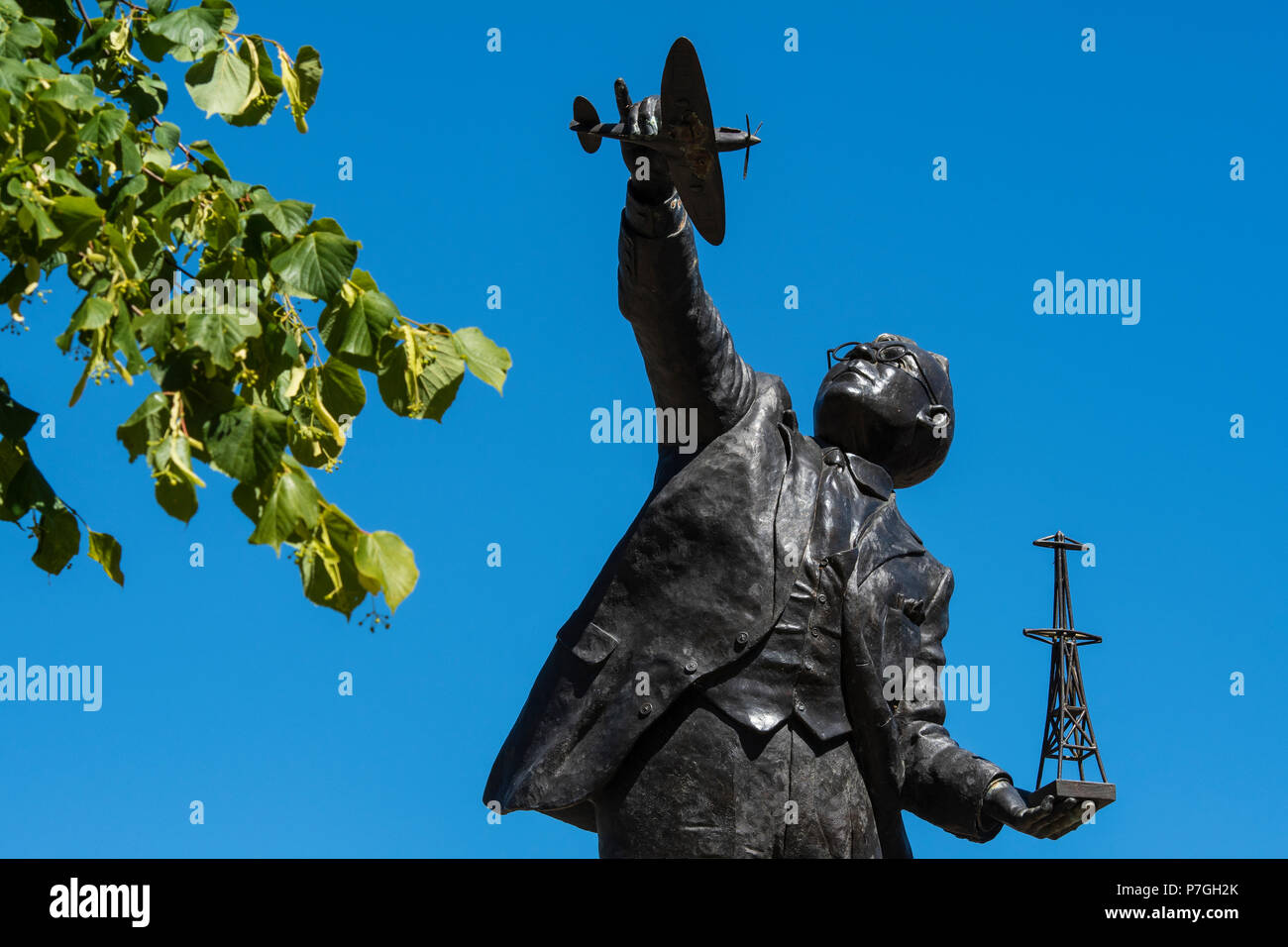 Statua di Sir Robert Alexander Watson-Watt pioniere del radar, Brechin, Angus, Scozia. Foto Stock