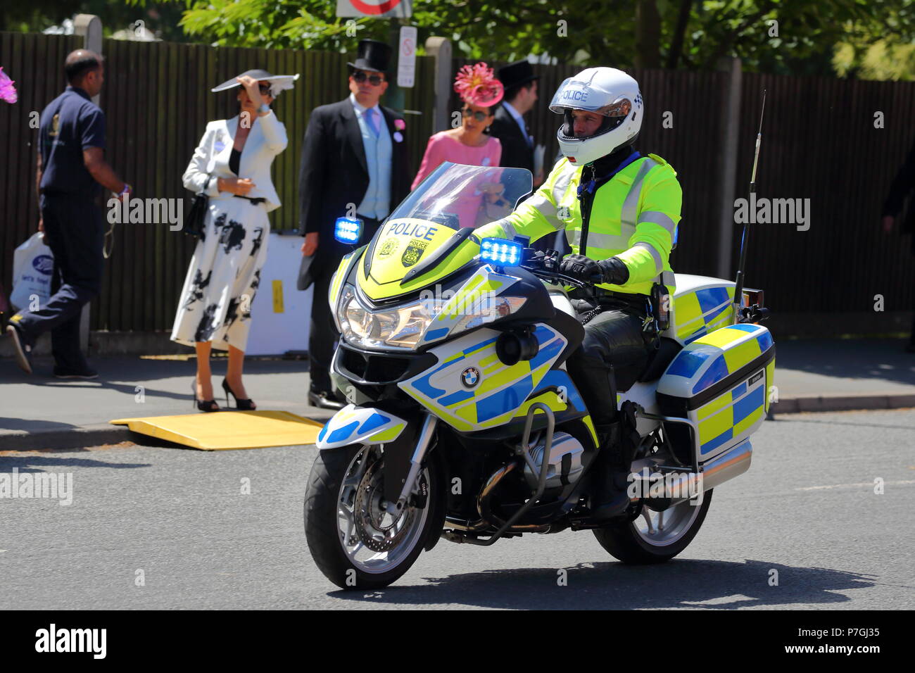 Una polizia moto rider a gare a Ascot, Regno Unito Foto Stock