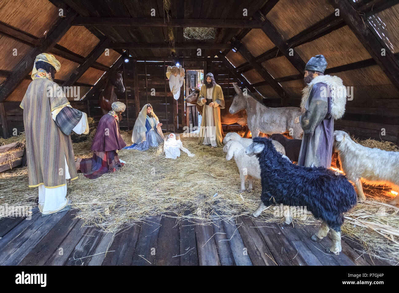 Bucarest, Romania - Decembre 25, 2017: Natale in scena con la sacra immagine di Santa Maria di dare la nascita di Cristo Jessus Foto Stock