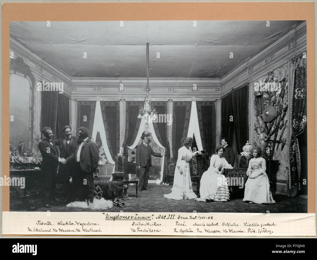 Oscar Ekelund som Scholtz, Axel Hansson som Winkler, Fredrik Hedlund som Hagedorn, Gustaf Fredrikson som Doktor Martens, Costanza Byström som Toni, Valborg Hansson som Amelie Siebert, Ossian Hamrin som Betjänten & Costanza Sjöberg som Lisbeth Gerlach ho Ungdomsvänner, Dramatiska teatern 1902 381 Ungdomsvänner, Dramatiska teatern 1902. Föreställningsbild - SMV - H13 026 Foto Stock