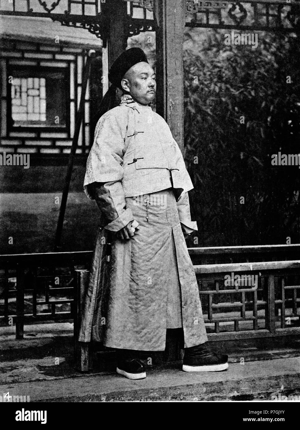 Inglese: John Thomson: Cheng-lin è il più giovane membro della pensione estera, non essendo ancora più di quaranta-cinque. Tre anni fa ha occupato per un breve periodo di tempo, il posto di sovrintendente del commercio, liberato da Chung-hau durante la sua missione in Francia. 中文: zh:成林 . prima di 1898 274 MANDARIN MILITARE Foto Stock