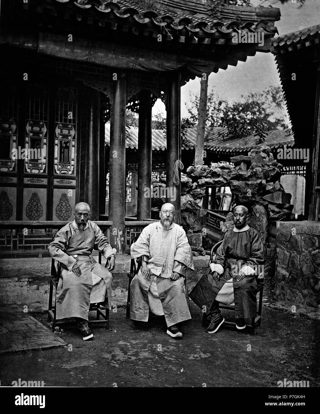 Inglese: John Thomson: il governo della Cina può essere diviso in centrale, provinciale e extra-provinciale. La prima divisione comprende i titolari di alto ufficio di Pechino; il secondo i governatori delle diciotto province in cui la Cina è corretta capisce e delle tre province del distretto denominato in modo lasco la Manciuria, che si estende a nord-est di Pechino. Nella terza classe si possono collocare i funzionari residenti in quelle vaste regioni note come interna ed esterna, la Mongolia nel paese tra la Mongolia e Thibet, e infine in Thibet stesso. Ogni mancesi mandarin di alta standin Foto Stock