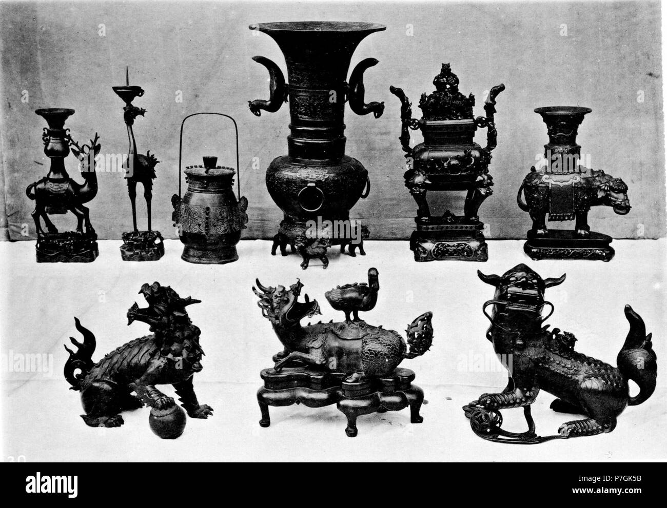 Inglese: John Thomson: la tecnica di fabbricazione di vasi di bronzo, di oro e di argento, è stato praticato dai cinesi ad un ottimo inizio periodo, e si dice che è stato perso in tempi moderni, in quanto sia il metallo usato e la lavorazione dei più antichi vasi e treppiedi sono stimati superiori a qualsiasi cosa gli artefici della presente giornata può produrre. Ci sono, e in effetti ci sono sempre state in Cina, nativo di collezionisti di oggetti di antichità, alcuni dei quali hanno lasciato preziose opere, abbondantemente illustrato con attenzione i disegni degli antichi bronzetti, e facsimili dei primitivi caratteri o di taglio Foto Stock