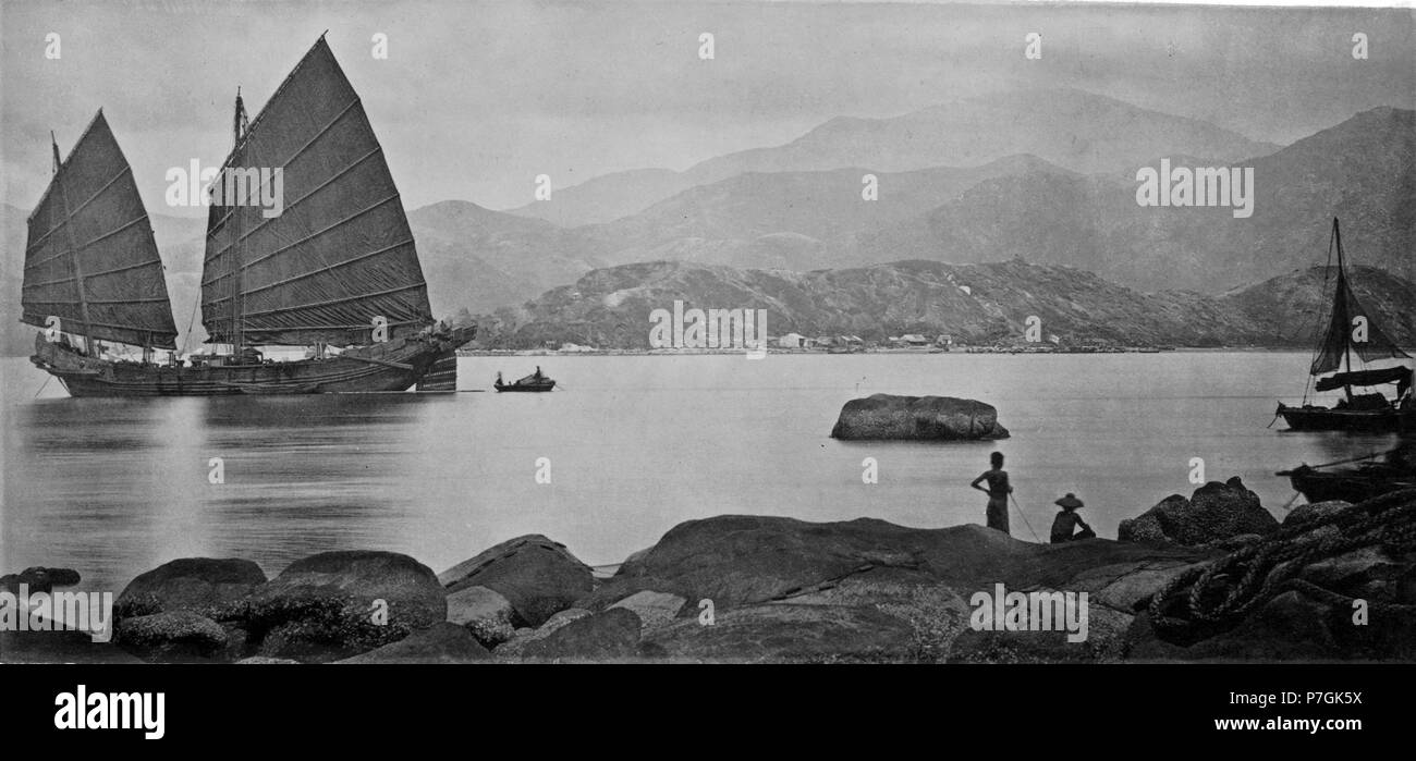 Inglese: John Thomson: un cantone JUNK.Il termine junk, applicata dagli europei a tutti i Cinesi craft, se le navi commerciali o le navi da guerra, è probabilmente derivato da ' Jung " la parola Giavanese per una grande barca o nave. Navi cinesi variano in dimensioni, modello e aspetto nelle diverse parti dell'Impero tanto come fare le imbarcazioni a vela d'Europa. La nave a vela sulla sinistra della fotografia è un commerciante inerziale di Kwang-tung costruire e può essere considerata come uno dei clipper flotta della Cina del Sud. Sembra pesante e poco maneggevoli, ma che farà bene la vela con un fair wind. Lo scafo co Foto Stock Inglese: John Thomson: un cantone JUNK.Il termine junk, applicata dagli europei a tutti i Cinesi craft, se le navi commerciali o le navi da guerra, è probabilmente derivato da ' Jung " la parola Giavanese per una grande barca o nave. Navi cinesi variano in dimensioni, modello e aspetto nelle diverse parti dell'Impero tanto come fare le imbarcazioni a vela d'Europa. La nave a vela sulla sinistra della fotografia è un commerciante inerziale di Kwang-tung costruire e può essere considerata come uno dei clipper flotta della Cina del Sud. Sembra pesante e poco maneggevoli, ma che farà bene la vela con un fair wind. Lo scafo co Foto Stock