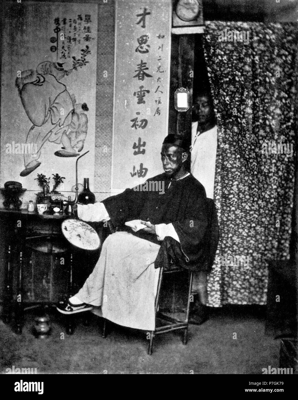 Inglese: John Thomson: la regola in Cina, fin dai tempi più antichi è stato quello di conferire il rango e gli onori della più alta qualità solo l su uomini illustri per rare genius o letterarie eccezionali conquiste. Mediante il sistema di periodiche 1 esami letterari stabilito nella principale città dell impero, anche i più poveri lo studente potrebbe vincere il suo modo per un orgoglioso posizione nel governo del suo paese. Chi può dire quanto la stabilità di un impero che per innumerevoli generazioni è rimasto intero, può dovere di un tale sistema come questo! Tramite la propria agenzia un sano influsso è diffuso tra i poveri Foto Stock