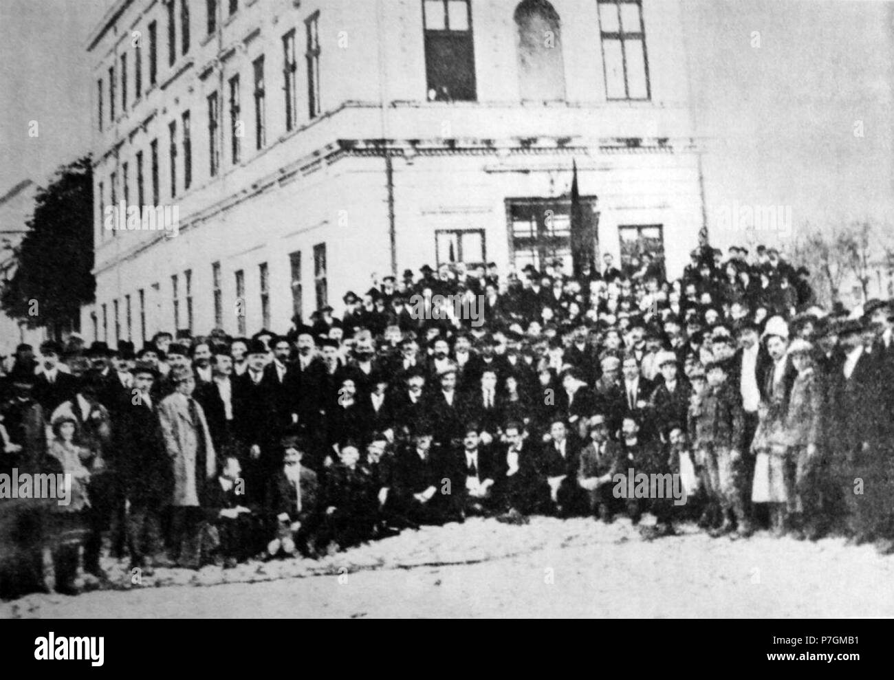 Српски / Srpski: Делегати Првог конгреса СРПЈ(к) испред зграде некадашњег хотела Славија, Београд 1919. Година. 1919 131 delegati Prvog kongresa SRPJ(k) Foto Stock