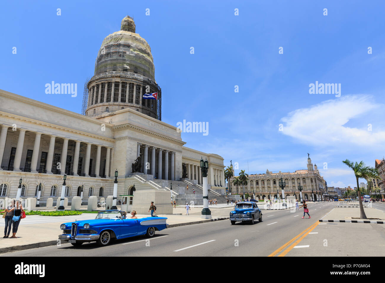 Capitolio, Nazionale Capitol Building a l'Avana, con auto classiche, Paseo del Prado, Havana, Cuba Foto Stock