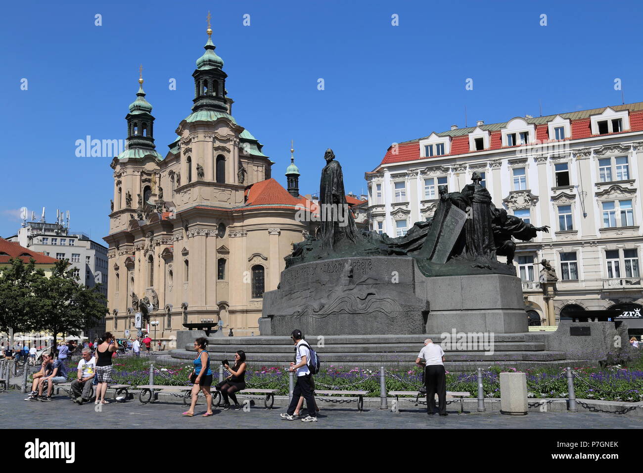 St Nicholas Cathedral e Jan Hus monumento, la Piazza della Città Vecchia (lato nord), Staré Město (Città Vecchia), Praga Cechia (Repubblica Ceca), Europa Foto Stock