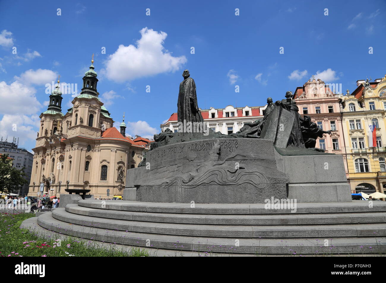 St Nicholas Cathedral e Jan Hus monumento, la Piazza della Città Vecchia (lato nord), Staré Město (Città Vecchia), Praga Cechia (Repubblica Ceca), Europa Foto Stock