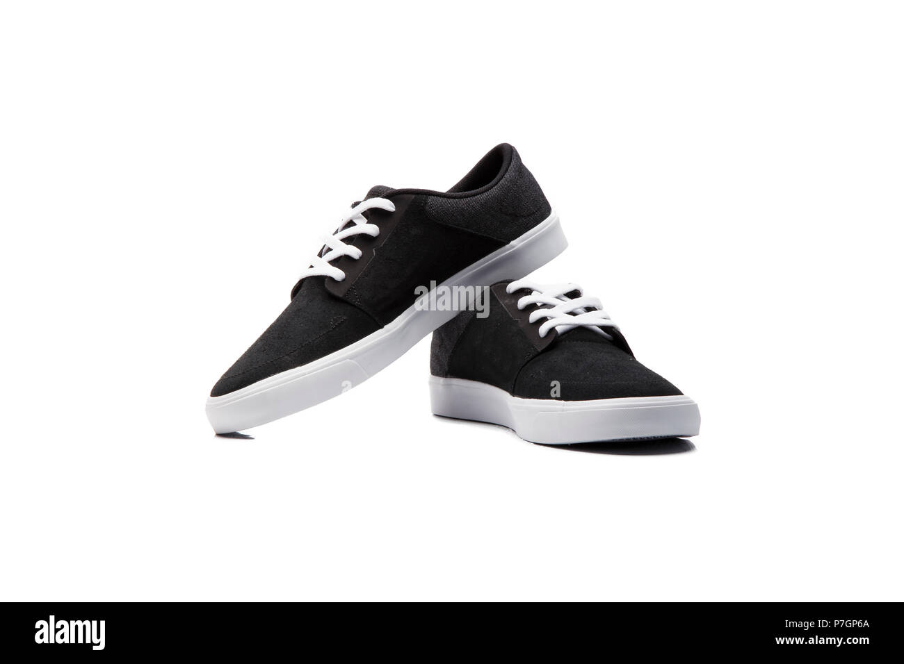 Sneakers nero su sfondo bianco Foto Stock