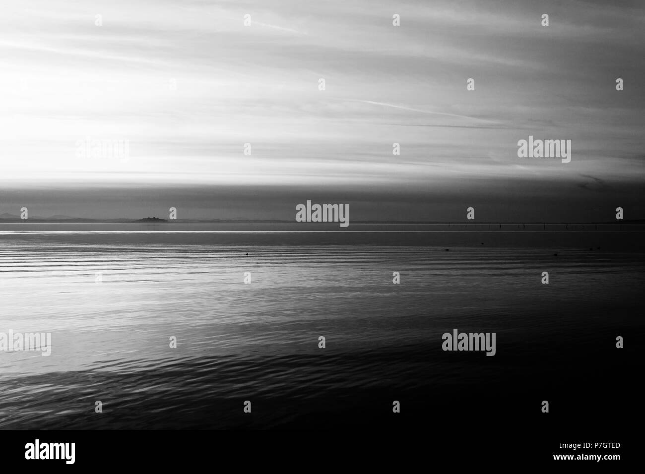 Bellissima vista del lago Trasimeno (Umbria, Italia), con colline e cielo riflettendo sull'acqua Foto Stock
