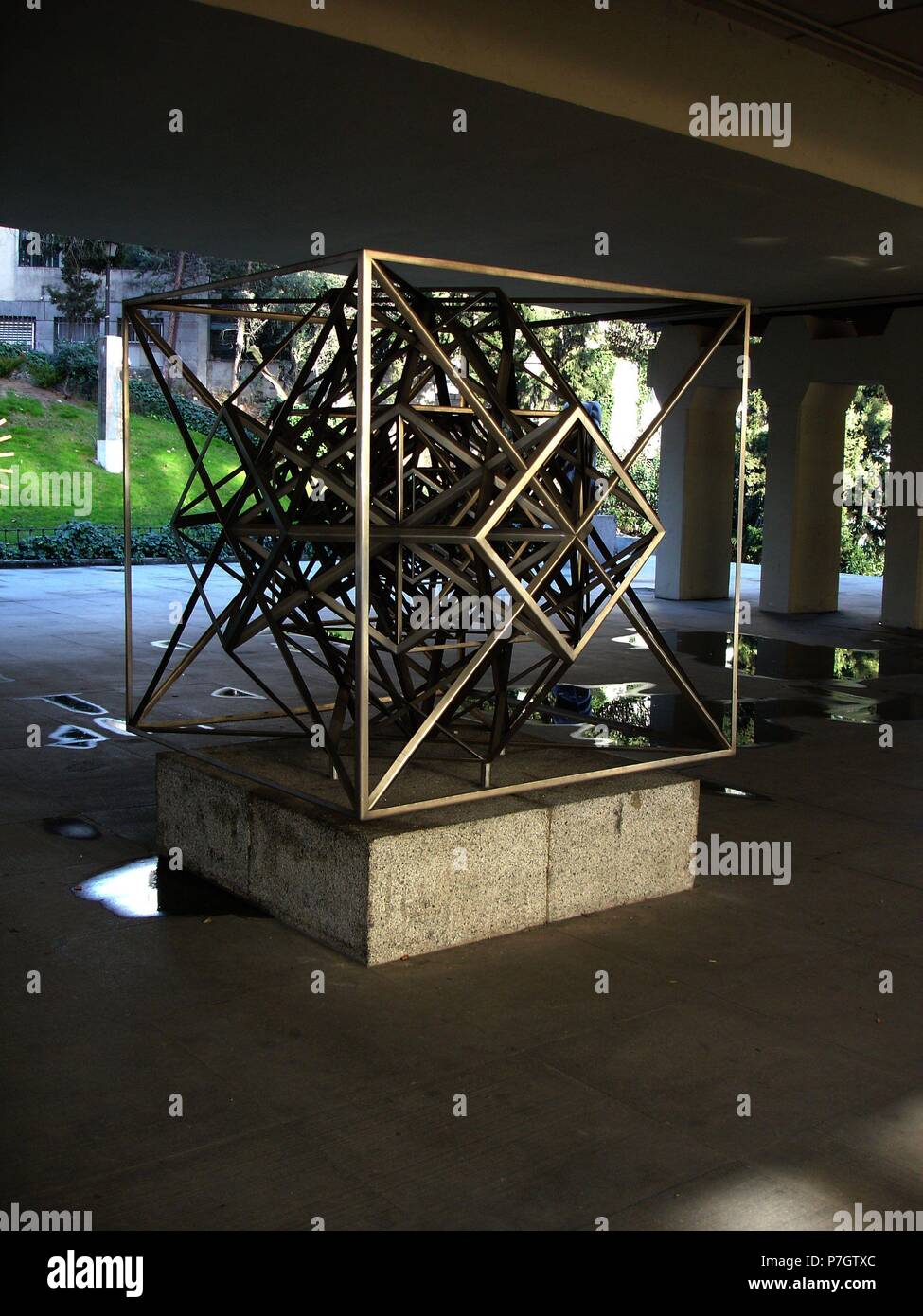 ESTRUCTURACION HIPERPOLIEDRICA DEL ESPACIO - 1971 - 180x180x180 - ACERO inossidabile (6). Autore: LEOZ RAFAEL. Posizione: MUSEO AL AIRE libre de la Castellana, Madrid, Spagna. Foto Stock