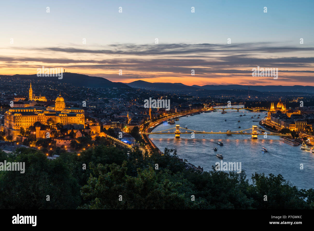 Vista panoramica della città con il castello e il Ponte delle catene sul fiume Danubio al tramonto Foto Stock