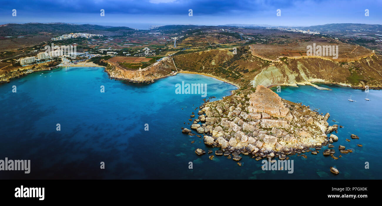 Ghajn Tuffieha, Malta - Antenna skyline panoramico vista della costa di Ghajn Tuffieha con la Golden Bay, Riviera Bay, Ghajn Tuffieha torre di guardia e altri Foto Stock