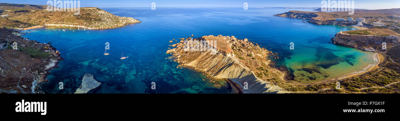 Ghajn Tuffieha, Malta - Aerial vista panoramica della costa di Ghajn Tuffieha con Gnejna Bay, Riviera Bay e Golden Bay di sunrise Foto Stock