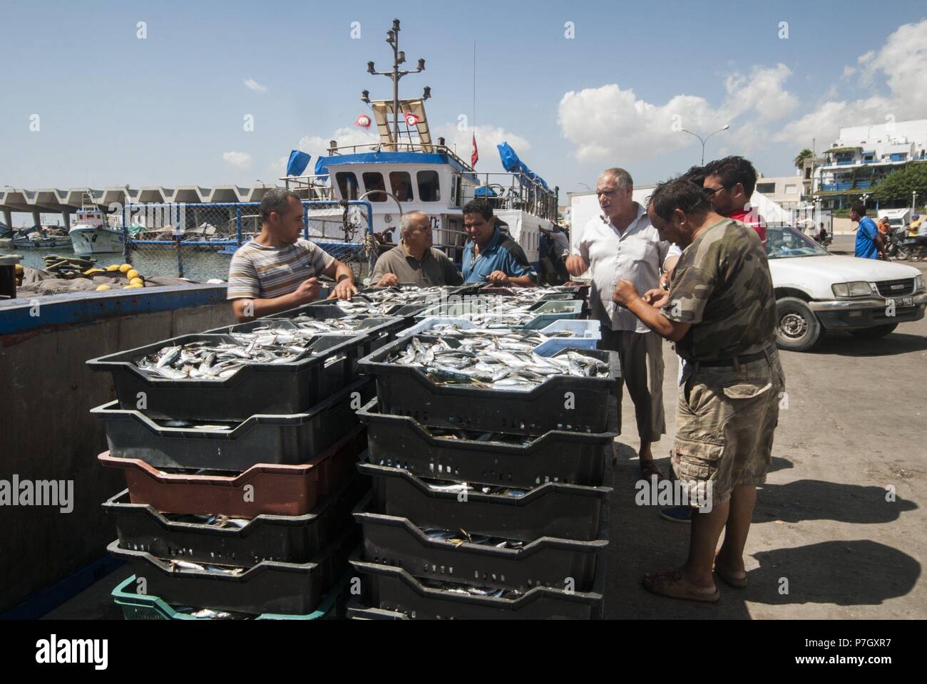 Venta de pescado en el puerto de isole Pescadores de la ciudad costera de Kélibia (Cabo Bon), Túnez. Foto Stock