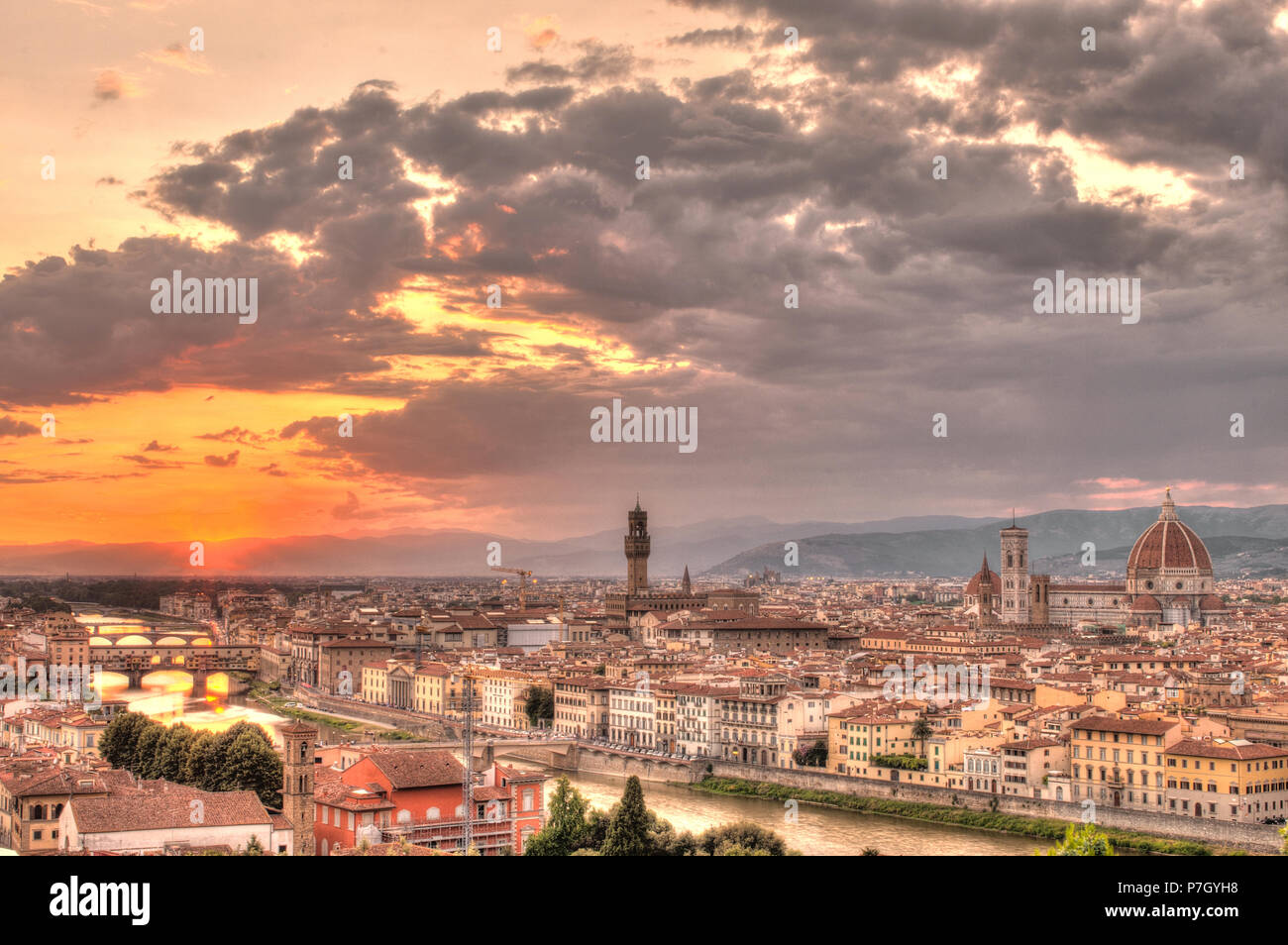 Vista Panoramica di Firenze al tramonto da Ponte Vecchio al Duomo Foto Stock