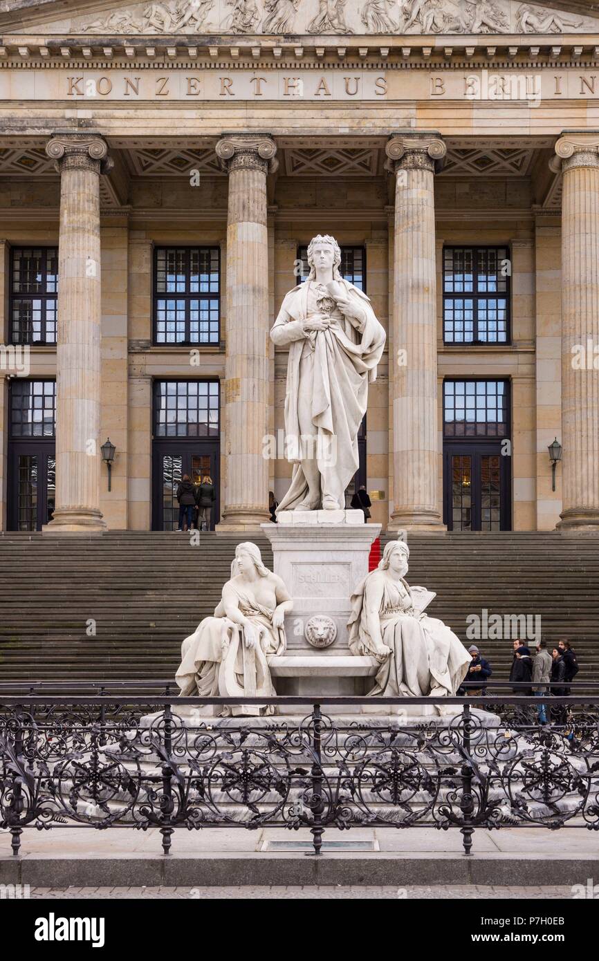 Monumento a Schiller frente al Konzerthaus y Deutscher Dom (Catedral Alemana). Il Gendarmenmarkt (Mercado de los gendarmi) , Berlino, Alemania, l'Europa. Foto Stock