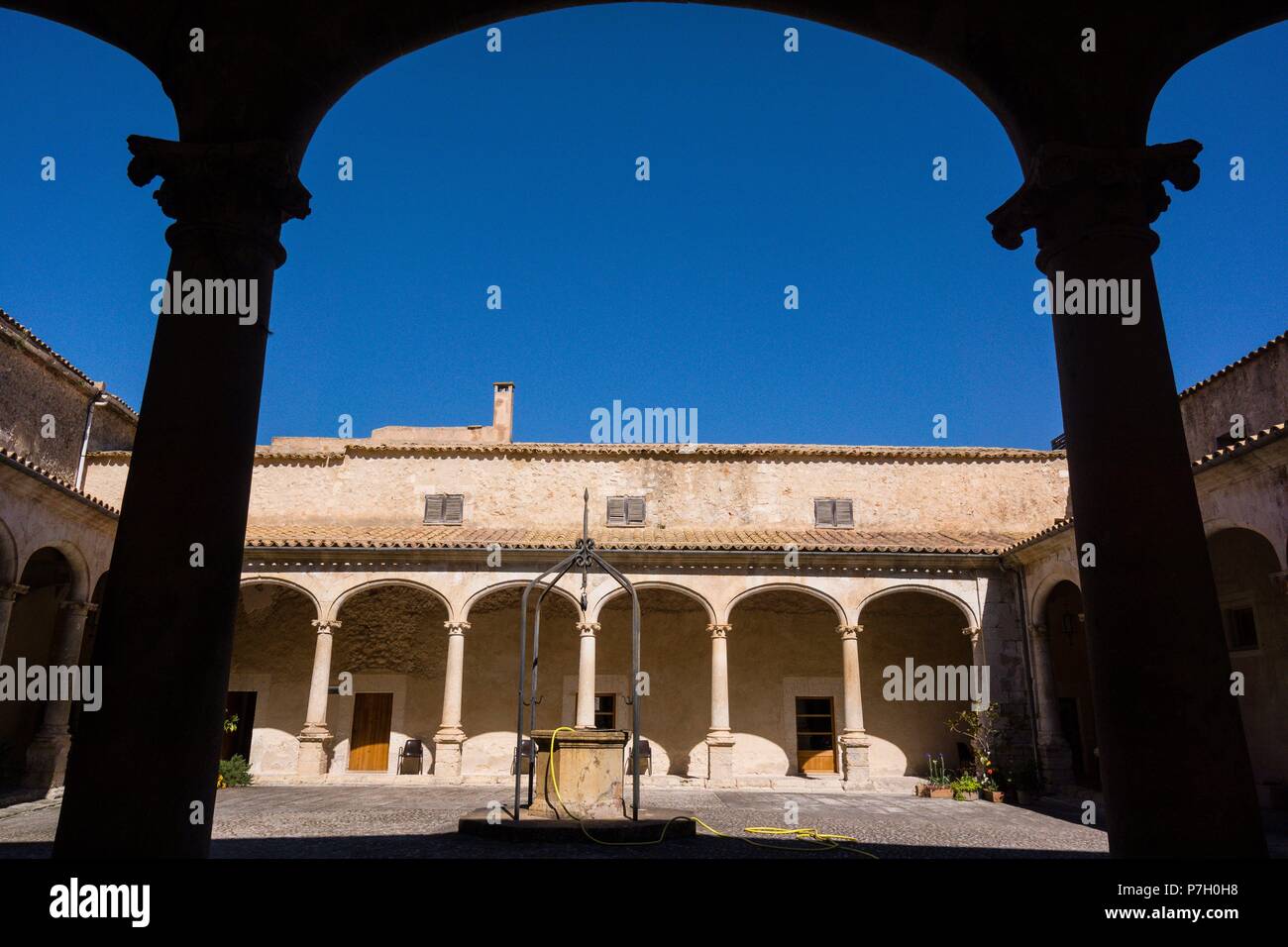 Convento de los Mínimos, claustro del siglo XVII, Sineu, Maiorca, isole Baleari, Spagna, Europa. Foto Stock