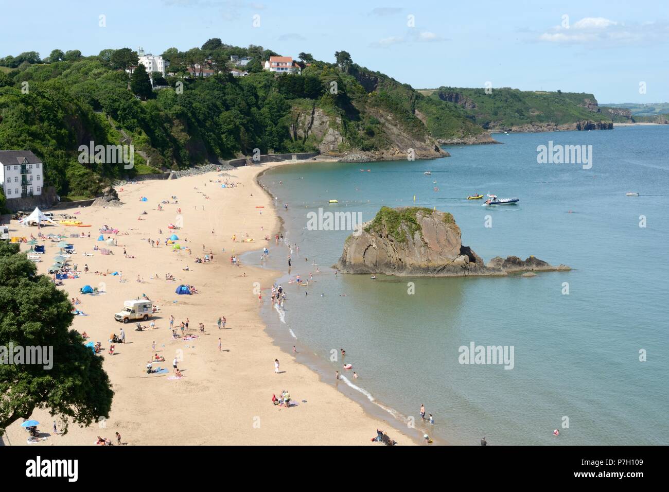 Persone turisti che si godono il sole estivo om Tenby spiaggia Nord Pembrokeshire Wales Cymru REGNO UNITO Foto Stock