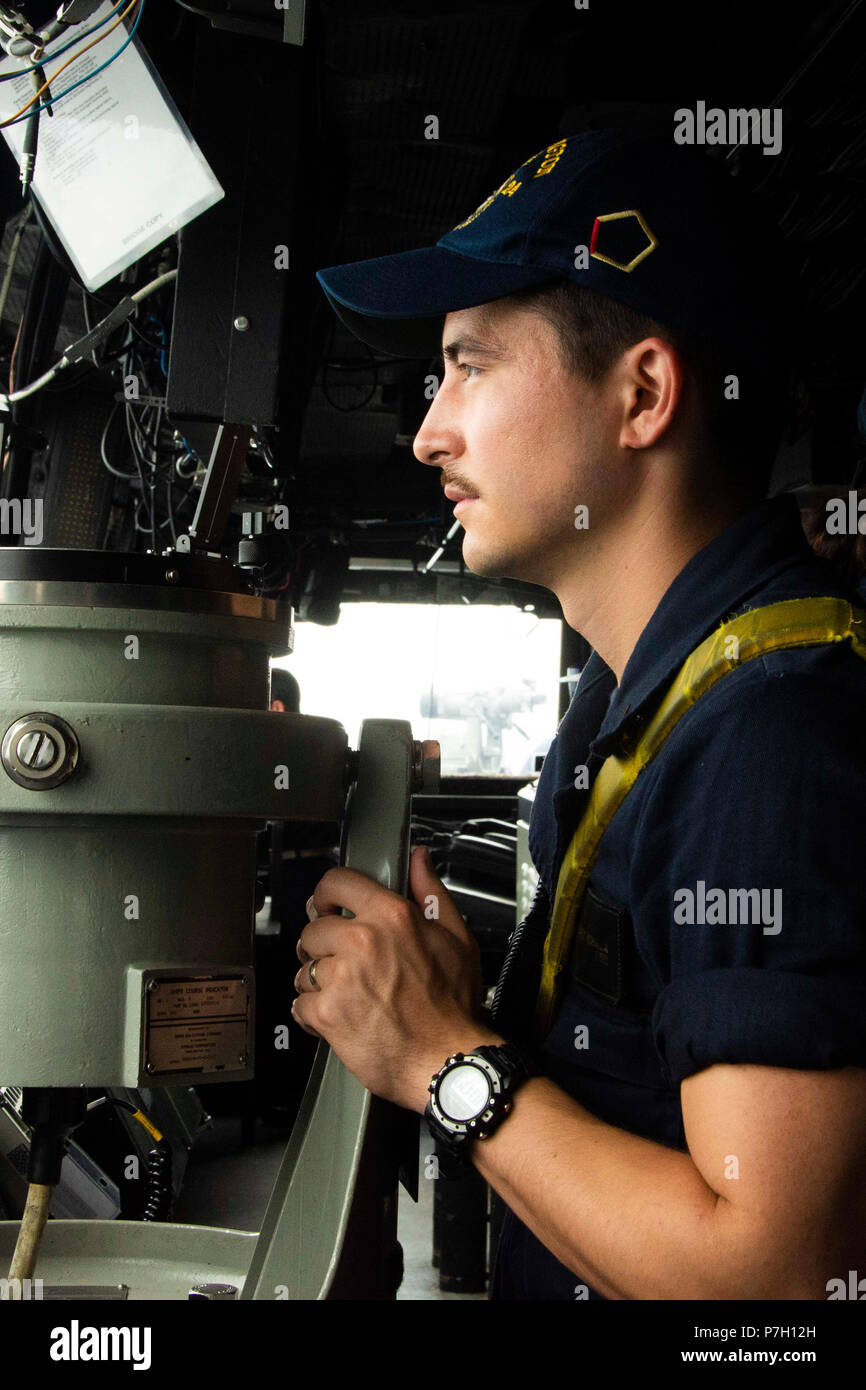 180626-N-GG458-008 (OCEANO ATLANTICO) Ensign Zachary Kohama sorge guarda al pilota di casa del San Antonio-classe di trasporto anfibio dock nave USS Arlington (24 LPD). Anfibio Kearsarge pronto gruppo (ARG) sta completando la marina della prima costa Est superficie ARG Warfare anfibio addestramento tattico (SWATT) esercizio. SWATT è guidato dalla superficie navale e il mio combattimento Centro di sviluppo (SMWDC) ed è progettato per aumentare la competenza combattimento, letalità e interoperabilità delle unità partecipanti. (U.S. Foto di Marina di Massa lo specialista di comunicazione 1a classe Stevie Tate/rilasciato) Foto Stock