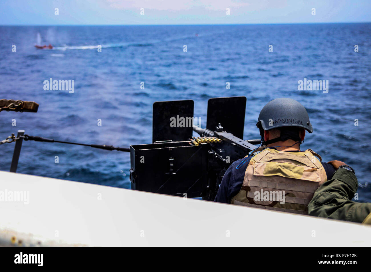 180626-N-VB2976-001 (OCEANO ATLANTICO) Aviazione di Boatswain Mate (combustibili) Airman Daniel McGonigal spara una superficie bersaglio da San Antonio-classe di trasporto anfibio dock nave USS Arlington (LPD 24) durante un live fire esercizio. Anfibio Kearsarge pronto gruppo (ARG) sta completando la marina della prima costa Est superficie ARG Warfare anfibio addestramento tattico (SWATT) esercizio. SWATT è guidato dalla superficie navale e il mio combattimento Centro di sviluppo (SMWDC) ed è progettato per aumentare la competenza combattimento, letalità e interoperabilità delle unità partecipanti. (U.S. Foto di Marina di Massa Communic Foto Stock