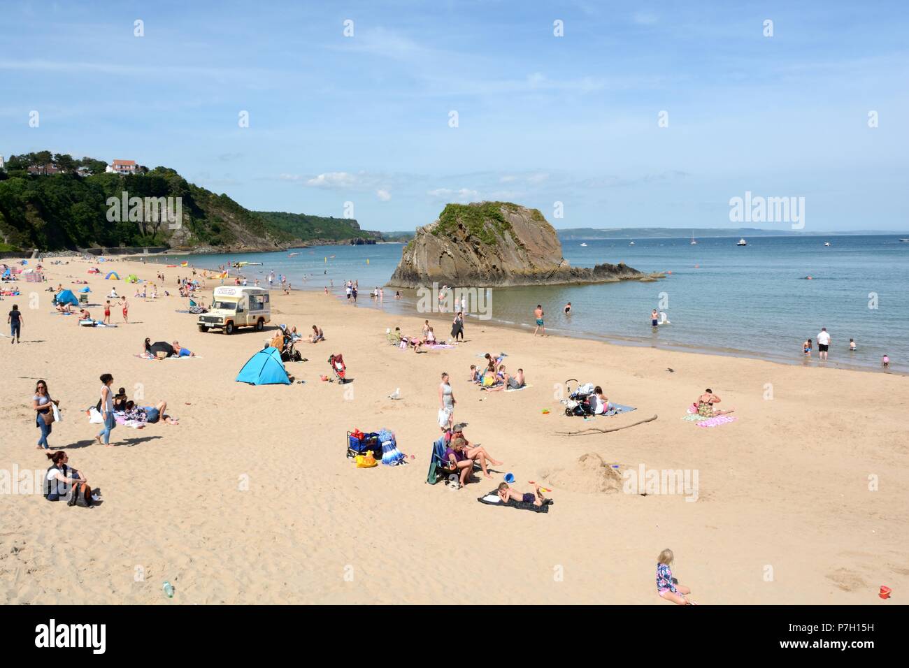 Persone turisti che si godono il sole estivo om Tenby spiaggia Nord Pembrokeshire Wales Cymru REGNO UNITO Foto Stock