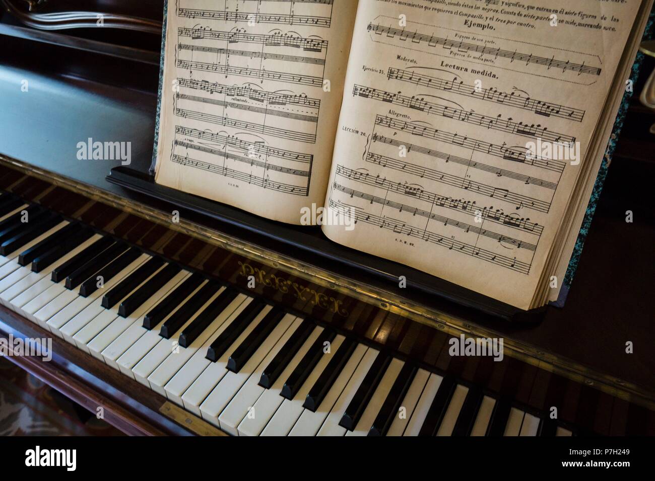 Teclas de piano y partitura, Edificio de estilo modernista de Can Prunera, Soller, Sierra de Tramuntana, Maiorca, isole Baleari, Spagna, Europa. Foto Stock