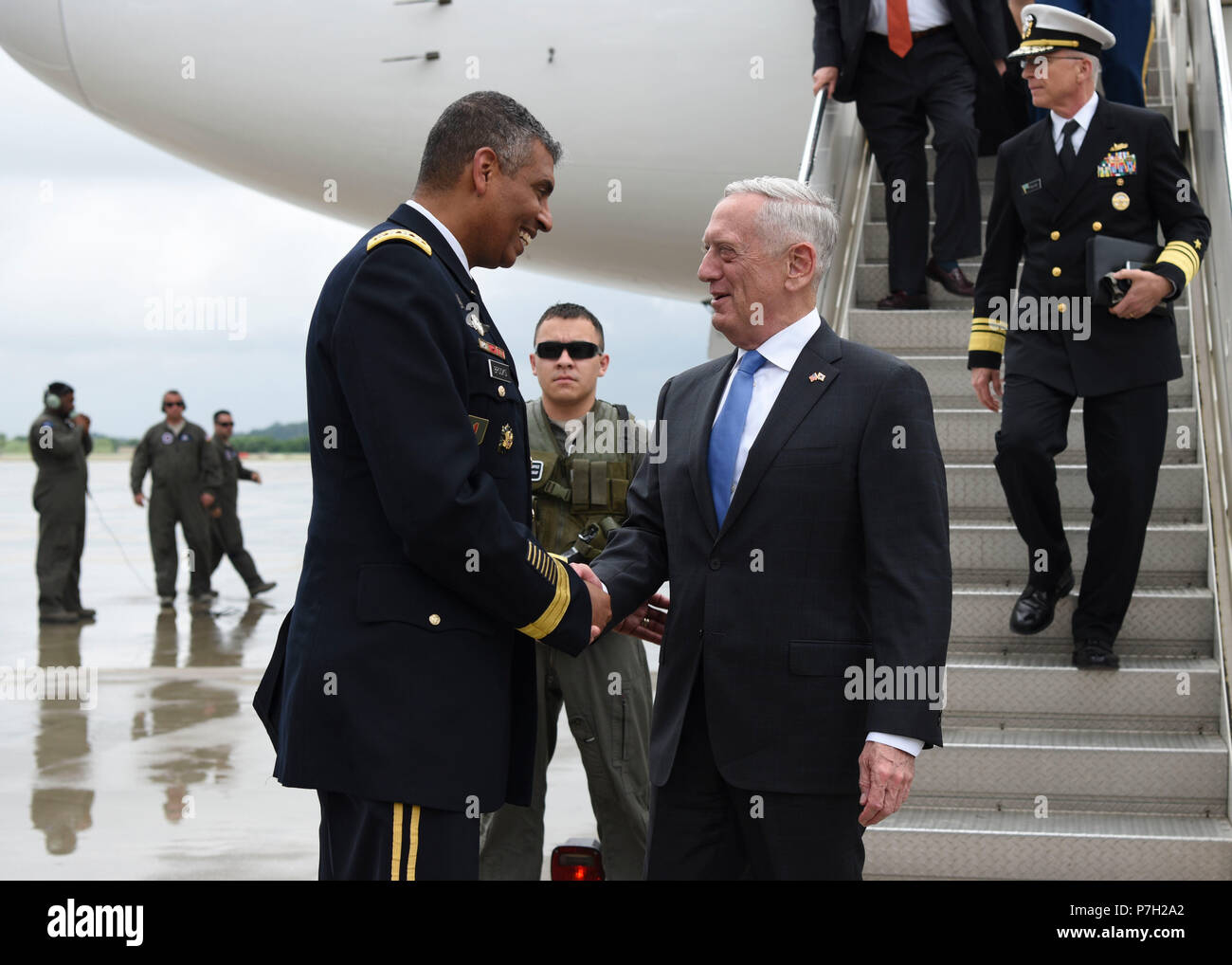 Gen. Vincenzo K. Brooks, Stati Uniti forze comandante della Corea, saluta U.S. Il Segretario della Difesa James Mattis, centro come Mattis arriva a Osan Air Base, Repubblica di Corea, 28 giugno 2018. Durante la sua visita, ci sarà un incontro con il ministro della difesa come parte del suo viaggio in Asia per la Cina, Rok e Giappone. (U.S. Air Force foto di Airman 1. Classe Ilyana A. Escalona) Foto Stock