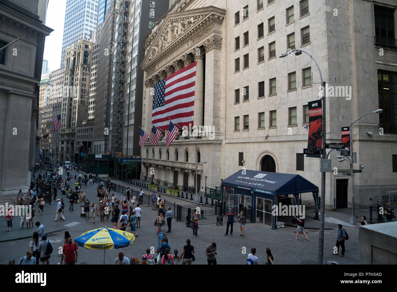 L'intersezione della parete, Nassau e ampie strade è il cuore del distretto finanziario di New York. Foto Stock