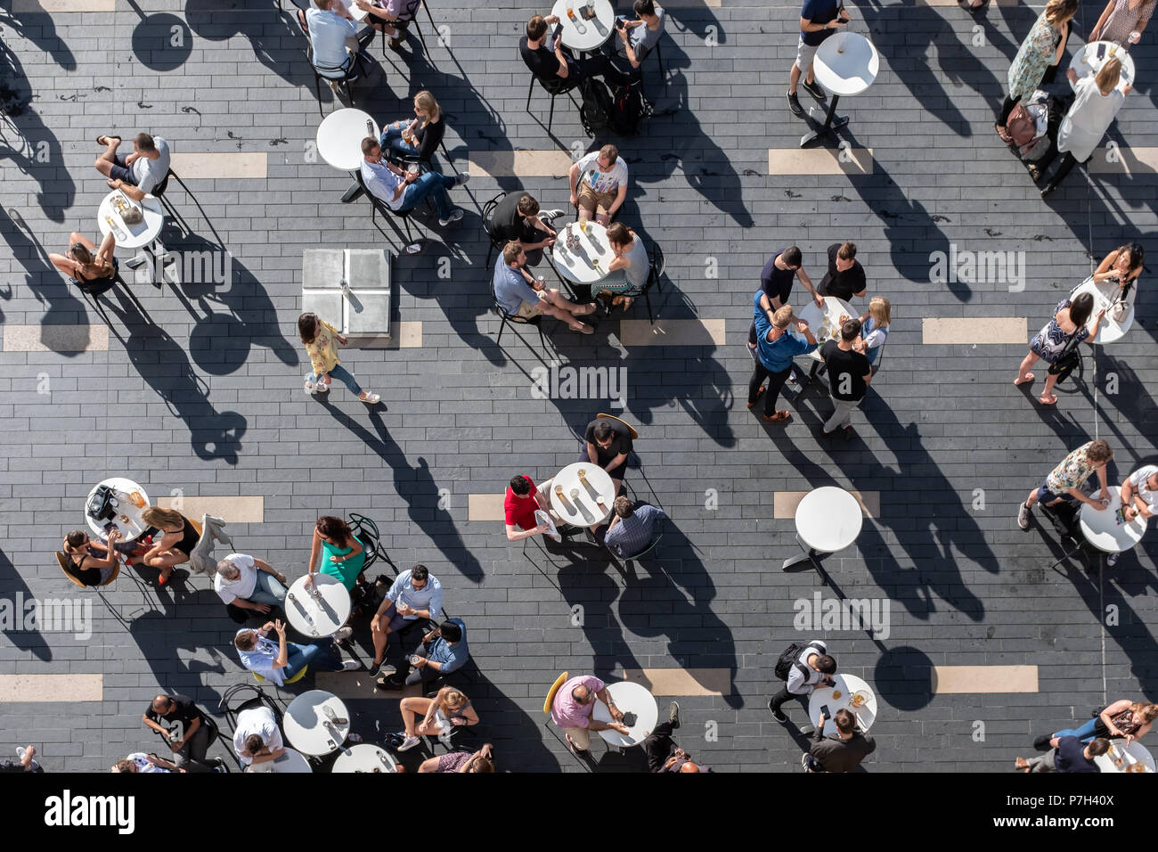 Le persone al di fuori della Royal Festival Hall di Londra, Regno Unito Foto Stock