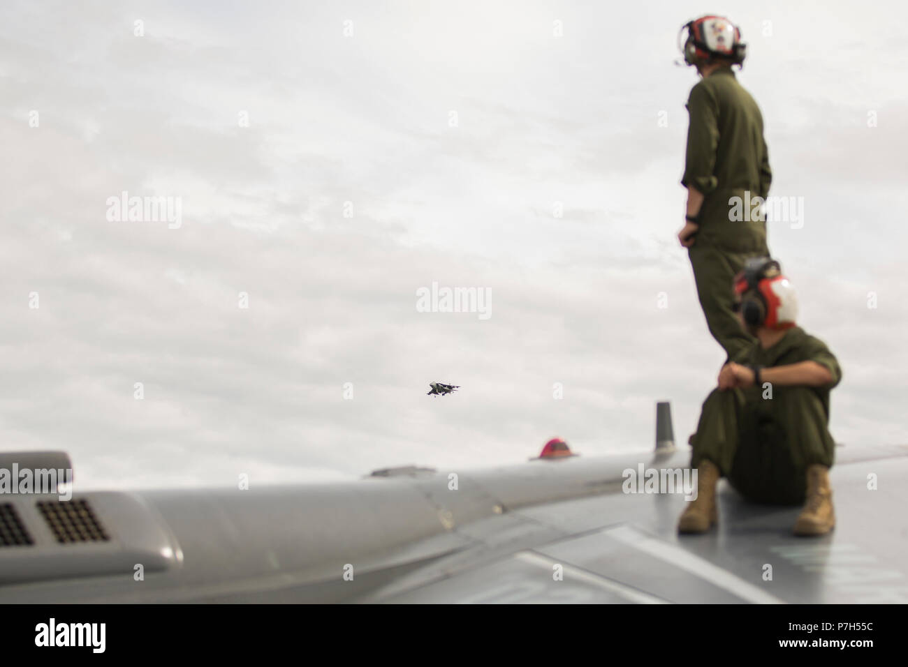 Attacco marino Squadron (VMA) 214 Marines partecipare nel 2018 Arctic Thunder Air Show a base comune Elmendorf-Richardson, Alaska, 29 giugno 2018. VMA-214 ha effettuato un volo e muovi il puntatore del mouse su dimostrazione con AV-8B Harrier durante l'air show. (U.S. Marine Corps photo by Lance Cpl. Sabrina Candiaflores) Foto Stock