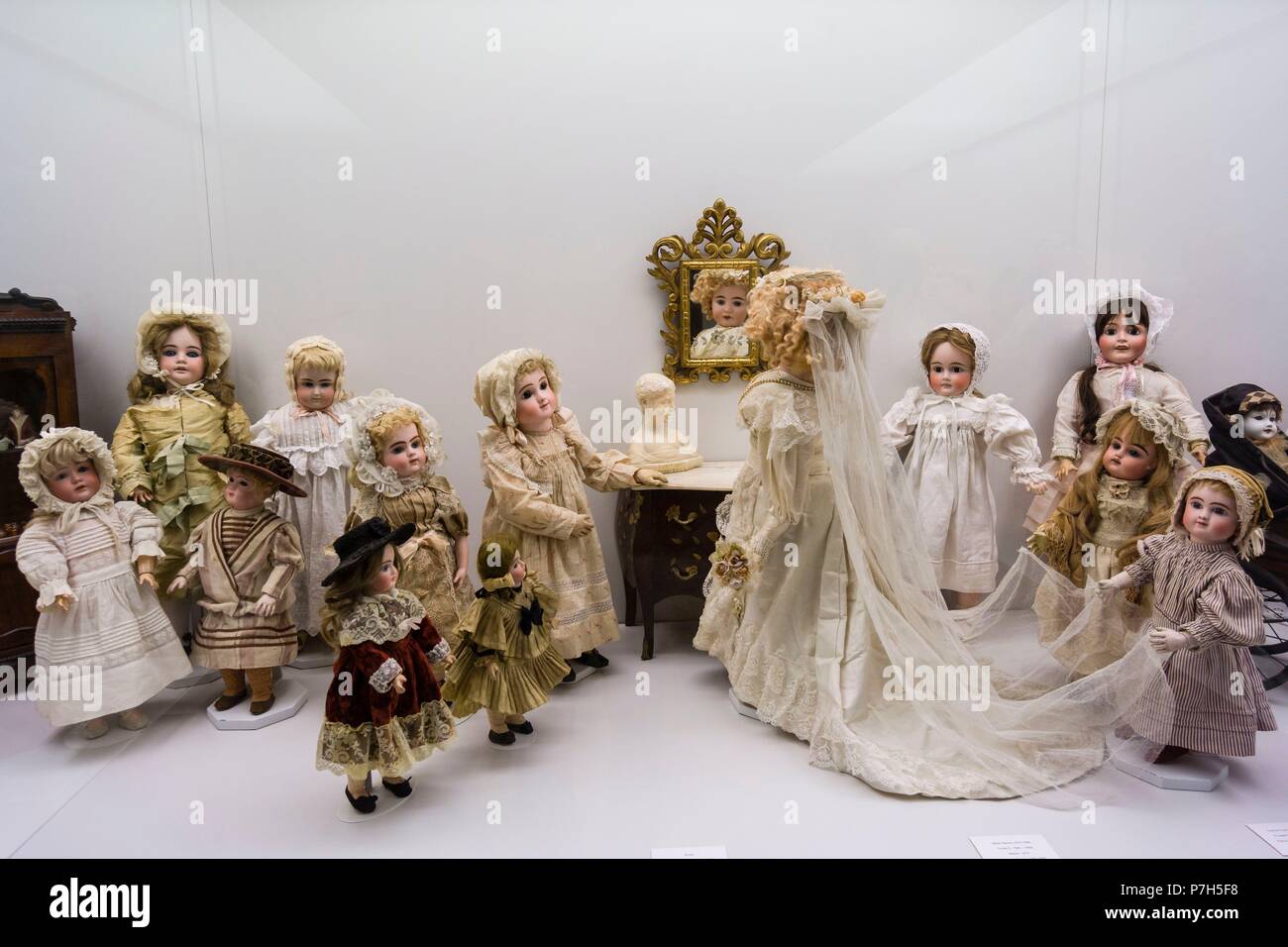 Sala de muñecas antiguas, coleccion León López, Edificio de estilo modernista de Can Prunera, siglo XX, Soller, Sierra de Tramuntana, Maiorca, isole Baleari, Spagna, Europa. Foto Stock