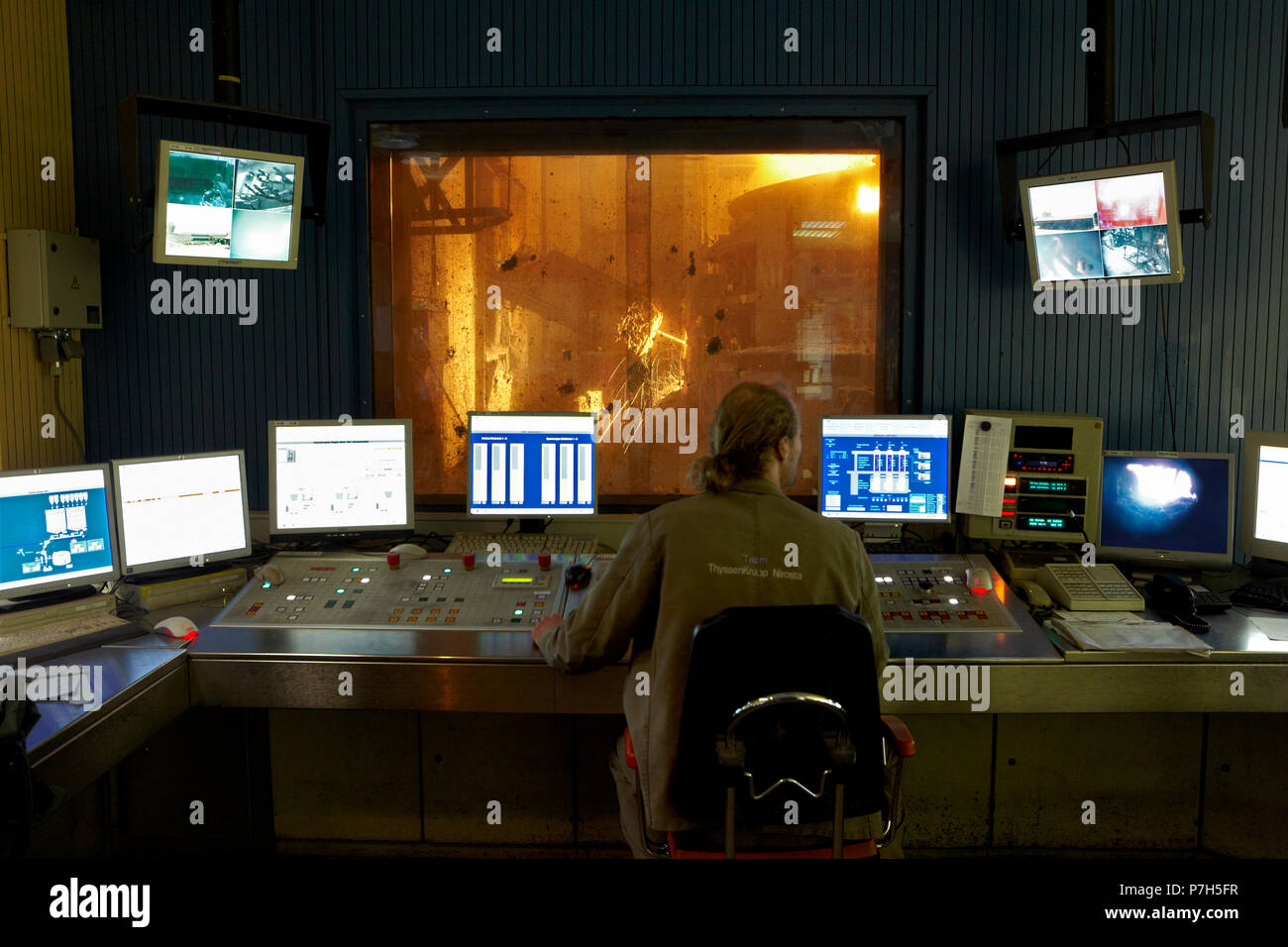 Sala di controllo in acciaio inox impianto di Krupp Thyssen Nirosta a Bochum, una stufa in acciaio monitora la maschiatura della produzione di acciaio inossidabile a Foto Stock